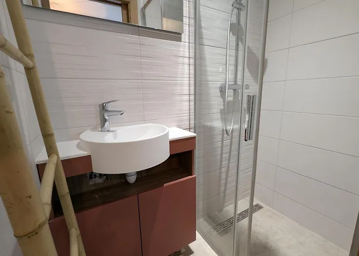 Montagne Avec Piscine Chauffee, Et Sauna - Les Roches - Fr-1-589-656