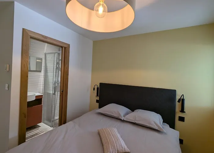 Montagne Avec Piscine Chauffee, Et Sauna - Les Roches - Fr-1-589-656 *